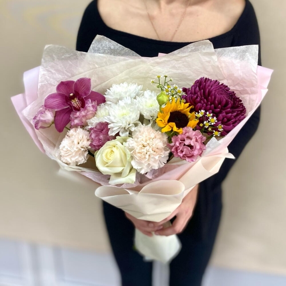 Букет с бигуди и орхидеей