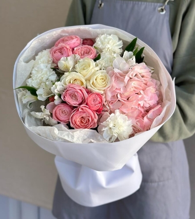 Букет с гортензией и розой Сильва Пинк