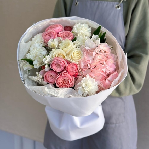 Букет с гортензией и розой Сильва Пинк