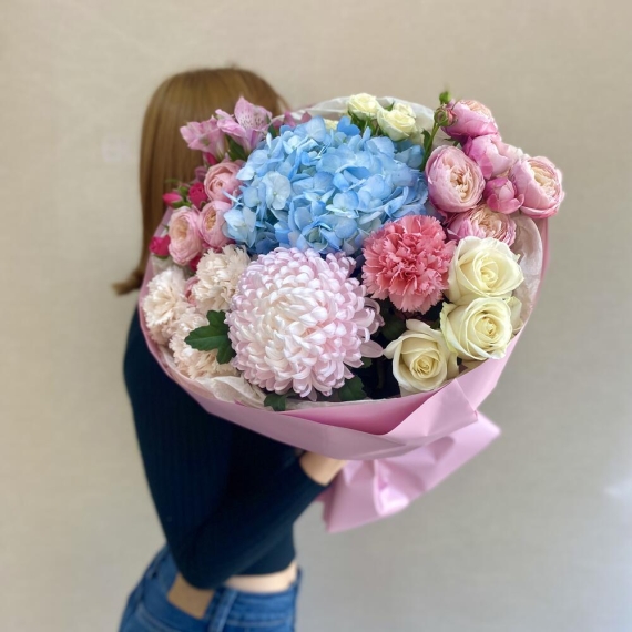 Букет с гортензией и розами