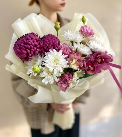 Букет с орхидеей и хризантемой бигуди