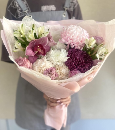 Букет с орхидеей и хризантемами