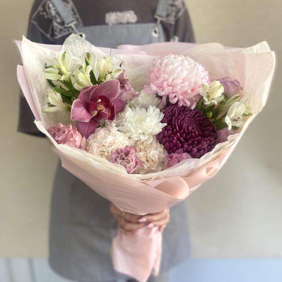 Букет с орхидеей и хризантемами