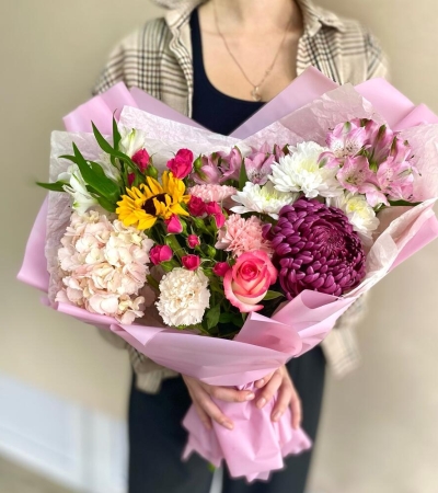 Букет с ярким акцентом подсолнух-бигуди